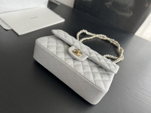 Handbag   Chanel  size  23 cm