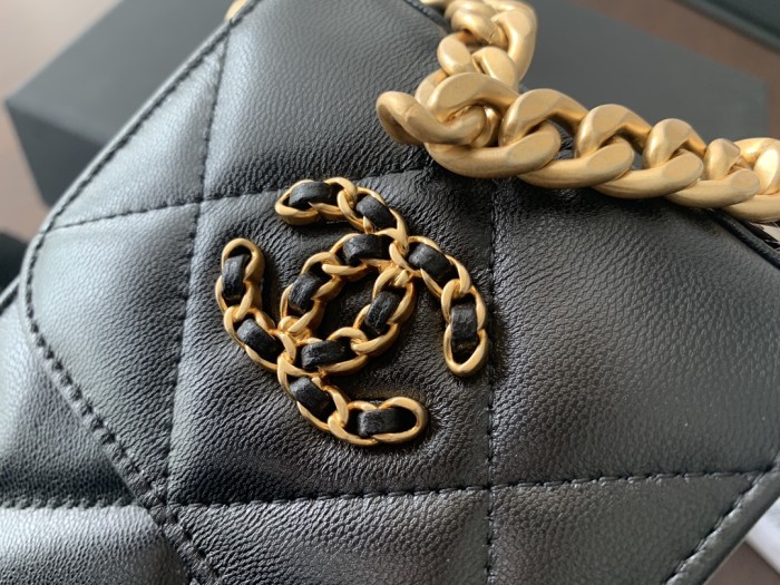 CHANEL Leather Chain Bag Cell Phone Pouch Women's Black AP1773-B04852-94305 size 10*4.5*17cm
