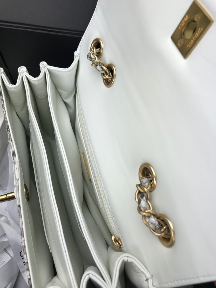 Handbag  Chanel  size  24.5cm*15.5cm*8.5 cm