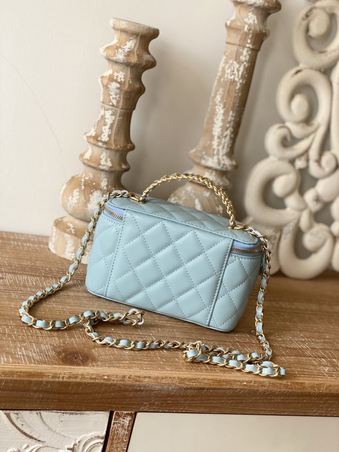  Handbag   Chanel 81195  size  16  9.5  8 cm