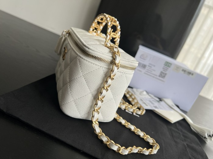  Handbag   Chanel   AP2805 size  17cmx9.5cmx8 cm