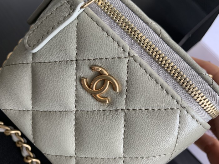  Handbag   Chanel  size 8.5cmx11cmx7  cm 