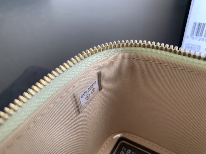  Handbag   Chanel  size  8.5cmx11cmx7 cm