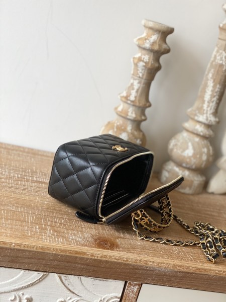  Handbag   Chanel  81195  size 16  9.5  8 cm