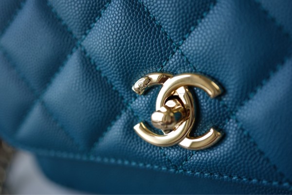 Handbag   Chanel  A93067  size  20 cm