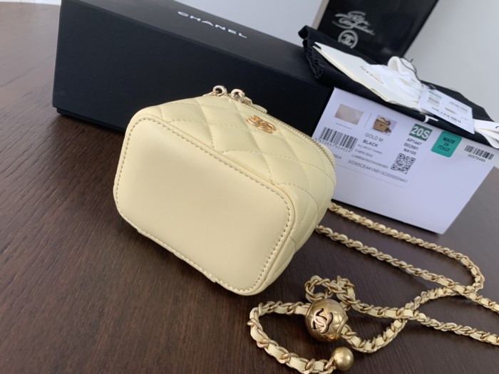 Handbag   Chanel  size  8.5cmx11cmx7 cm