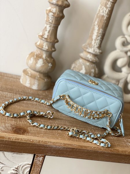  Handbag   Chanel 81195  size  16  9.5  8 cm