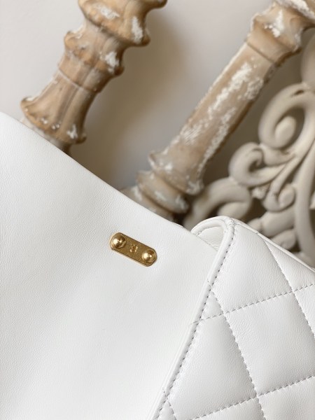  Handbag   Chanel 3213  size 13*17*6 cm