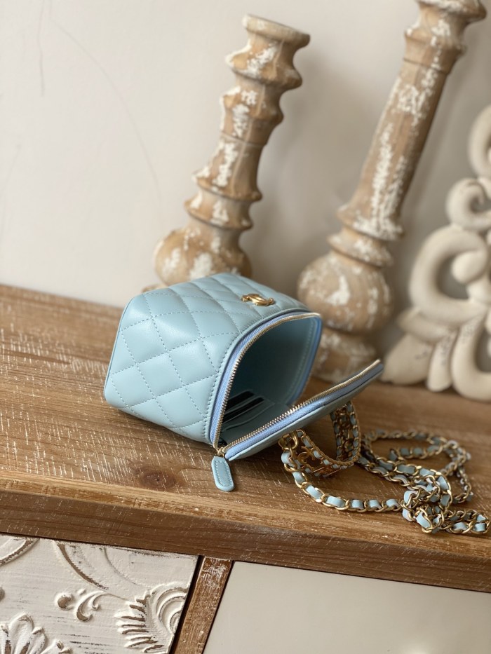  Handbag   Chanel 81195  size  16  9.5  8 cm