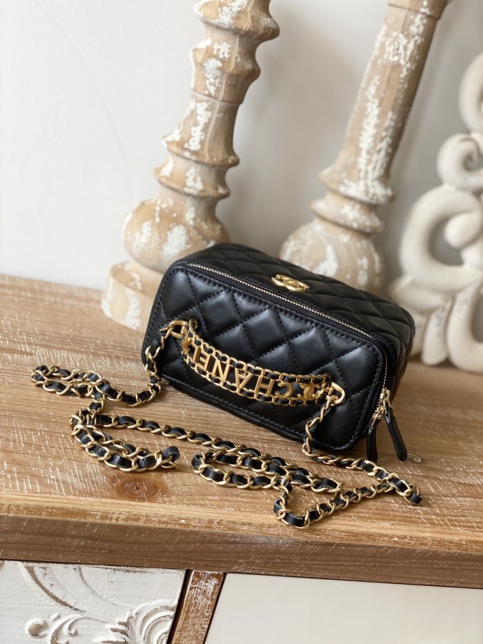  Handbag   Chanel  81195  size 16  9.5  8 cm