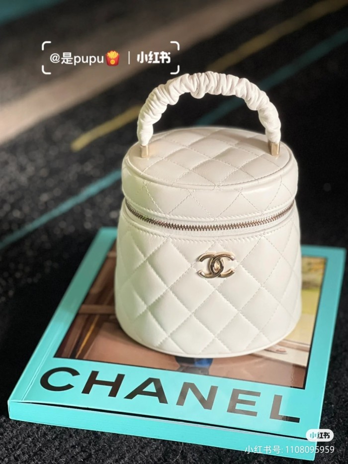 Handbag  Chanel  size  13×13×11 cm