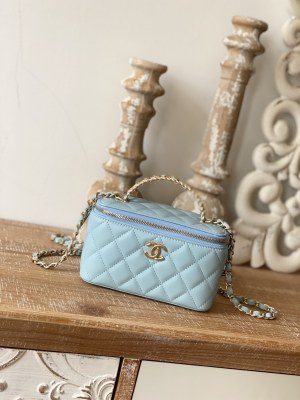  Handbag   Chanel 81195  size  16  9.5  8 cm