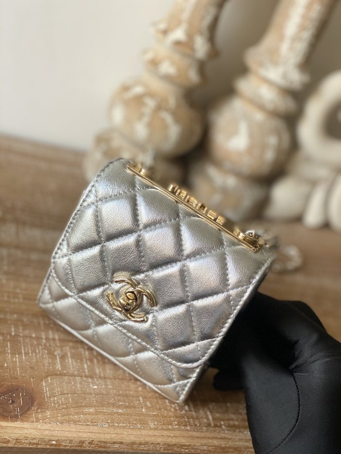  Handbag   Chanel 88631  size  11 11 5 cm