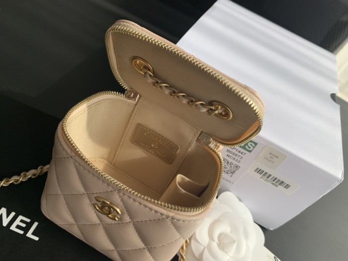  Handbag  Chanel 1447  size  8.5cmx11cmx7 cm