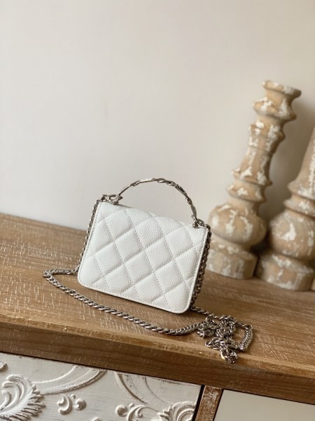  Handbag   Chanel  81197  size 9.5×13×6cm