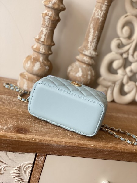  Handbag   Chanel 81195  size  16  9.5  8 cm