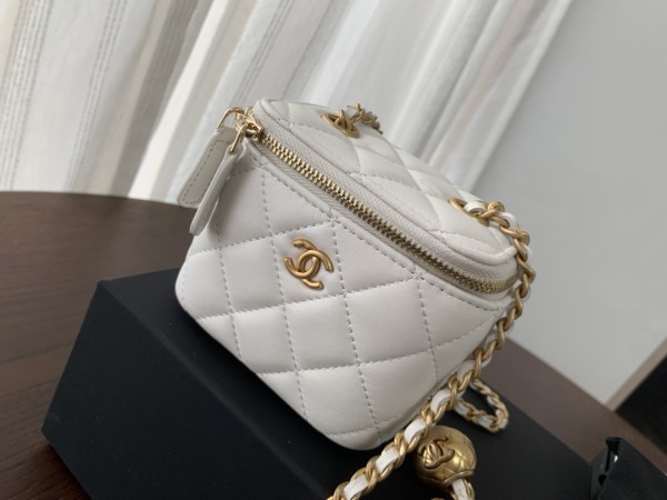 Handbag   Chanel  size 8.5cmx11cmx7 cm