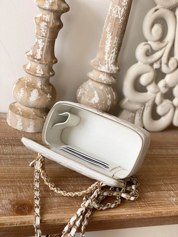  Handbag   Chanel  81195  size 16  9.5  8 cm