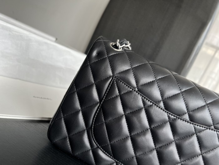 Handbag   Chanel  size   28 cm