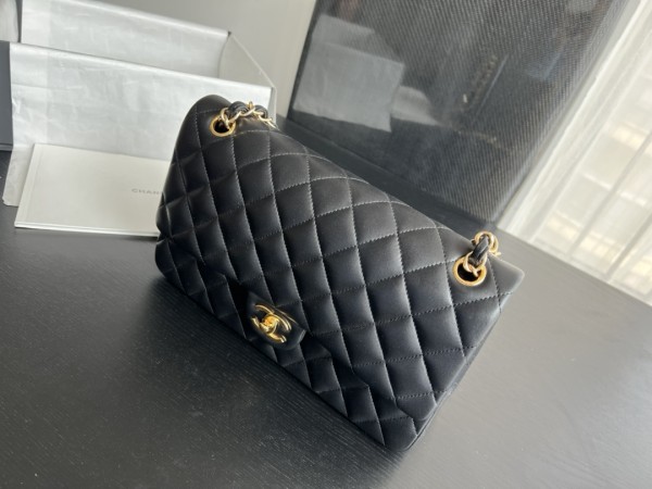 Handbag   Chanel   size  28 cm