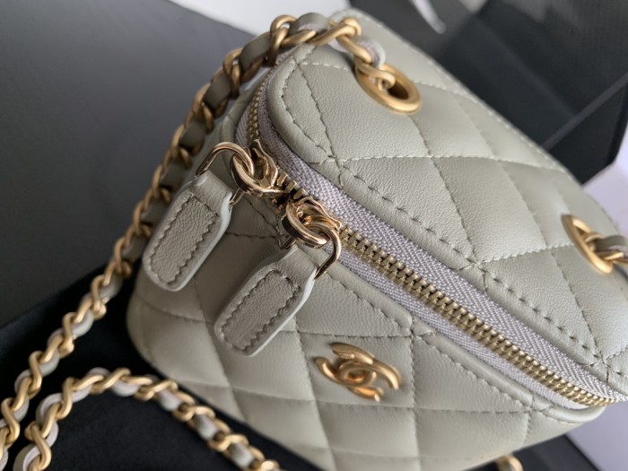  Handbag   Chanel  size 8.5cmx11cmx7  cm 