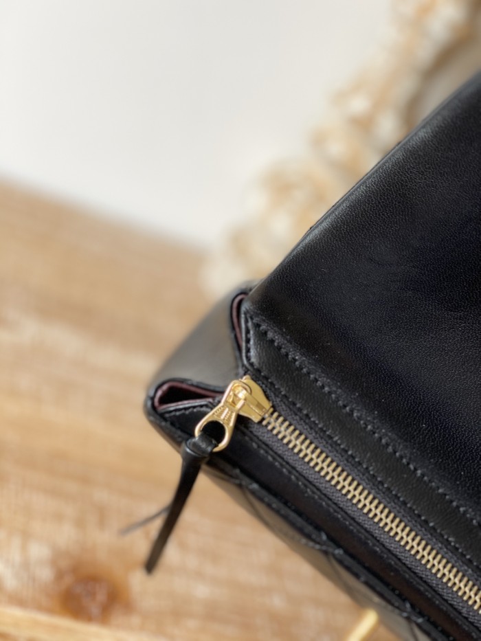  Handbag Chanel   A86  size 25 15 6.5 cm