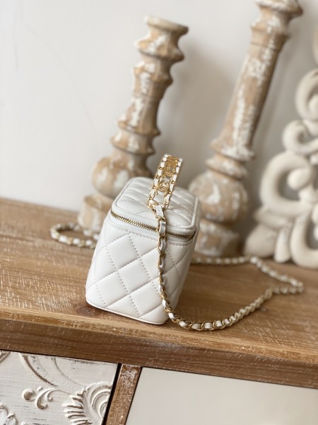  Handbag   Chanel  81195  size 16  9.5  8 cm