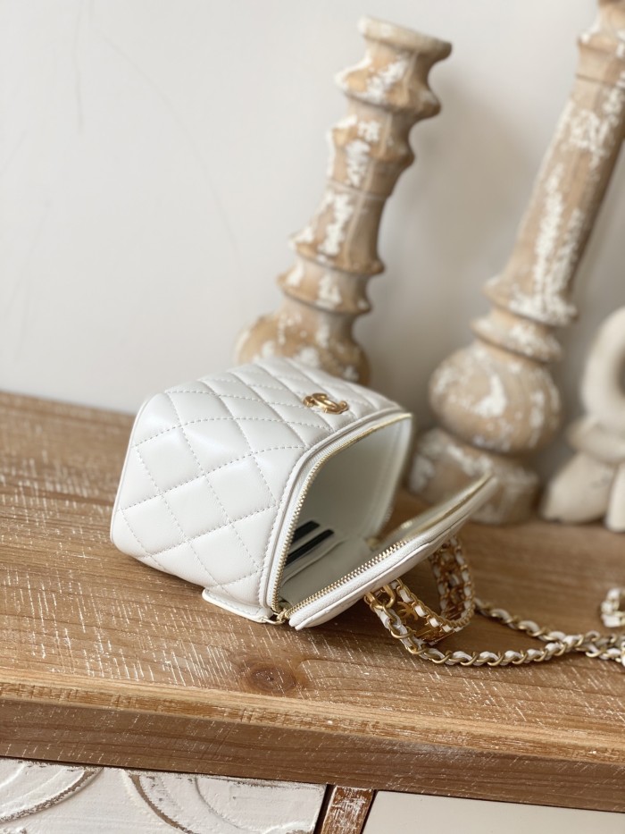  Handbag   Chanel  81195  size 16  9.5  8 cm