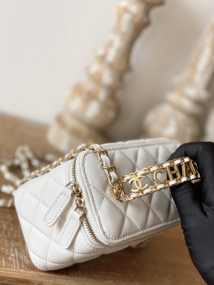  Handbag   Chanel  81195  size 16  9.5  8 cm