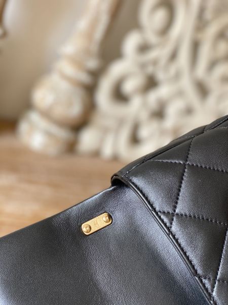  Handbag   Chanel 3213  size  13*17*6  cm