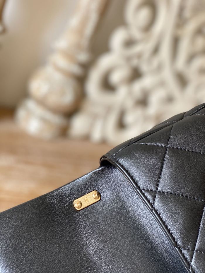  Handbag   Chanel 3213  size  13*17*6  cm