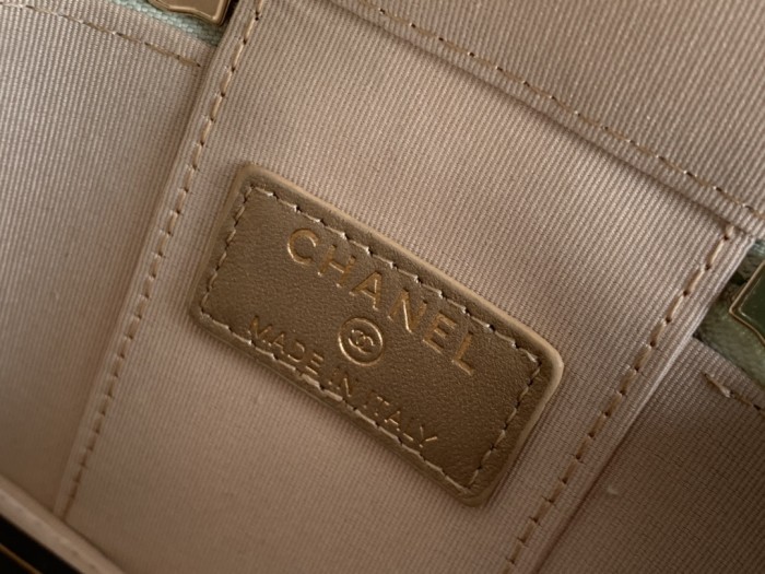  Handbag   Chanel  size  8.5cmx11cmx7 cm