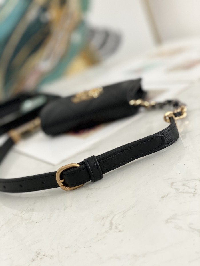  Handbag  Chanel  81166 size  12 8.5 2.5 cm