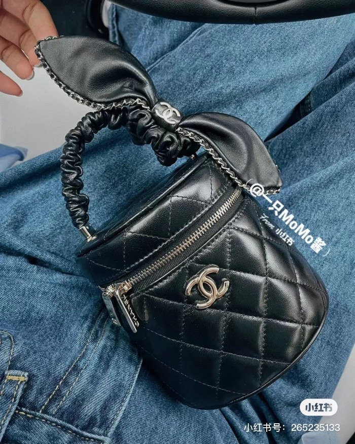 Handbag  Chanel  size 13×13×11 cm