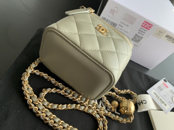  Handbag   Chanel  size 8.5cmx11cmx7  cm 