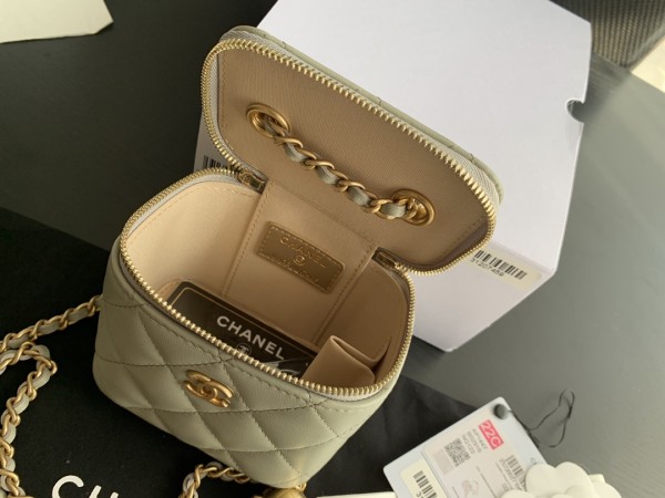  Handbag   Chanel  size 8.5cmx11cmx7  cm 