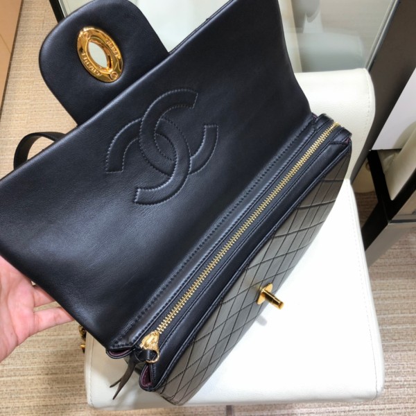  Handbag  Chanel  A088  size 30x8x21 cm