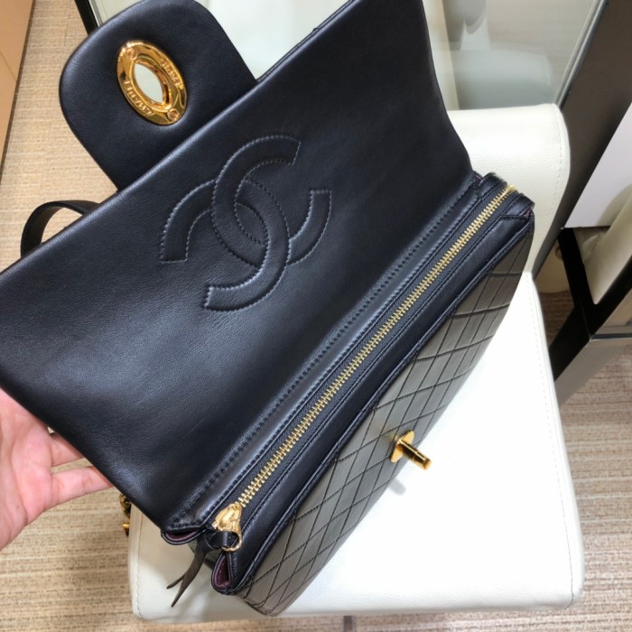  Handbag  Chanel  A088  size 30x8x21 cm