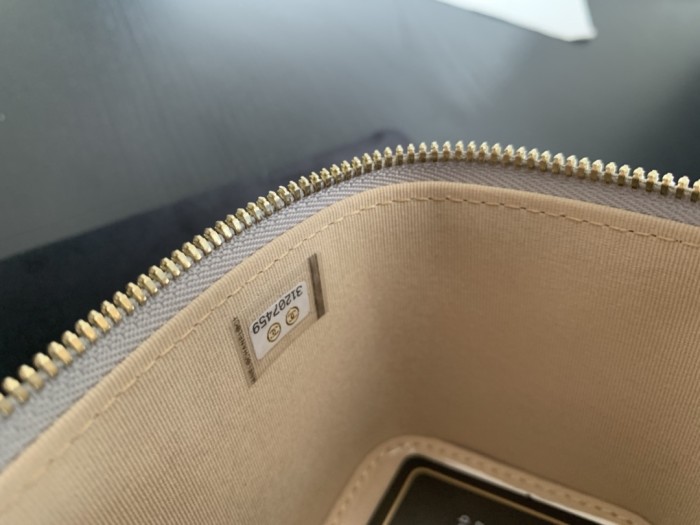  Handbag   Chanel  size 8.5cmx11cmx7  cm 