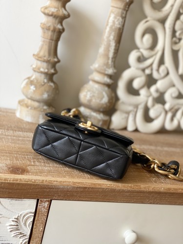  Handbag   Chanel 3213  size  13*17*6  cm