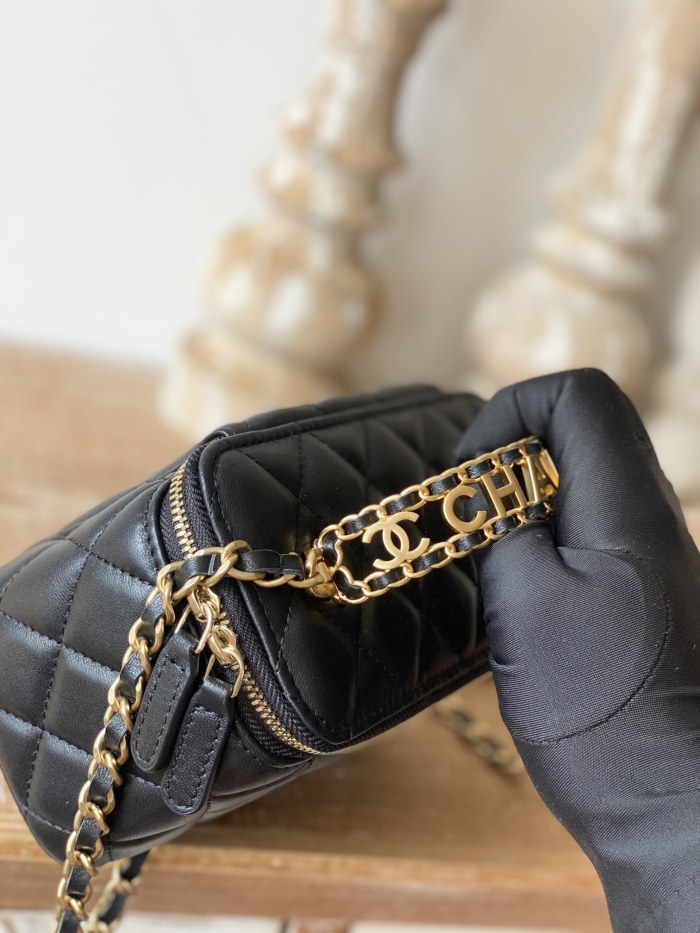  Handbag   Chanel  81195  size 16  9.5  8 cm