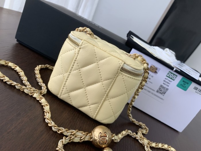 Handbag   Chanel  size  8.5cmx11cmx7 cm