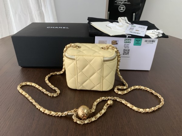 Handbag   Chanel  size  8.5cmx11cmx7 cm