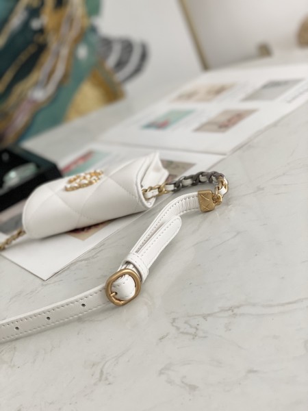 Handbag  Chanel 81166 size  12 8.5 2.5 cm