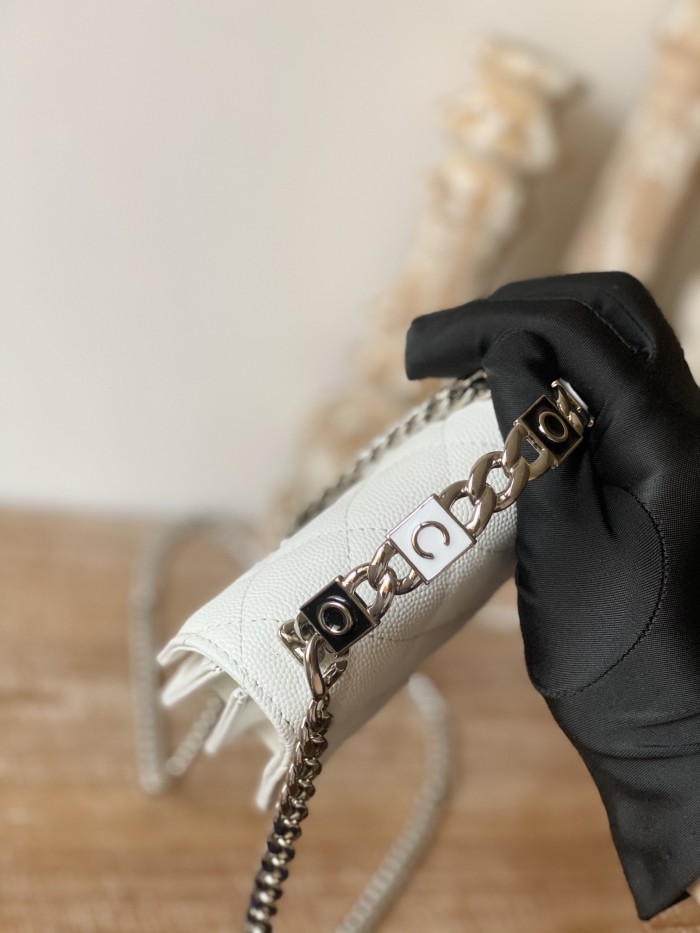  Handbag   Chanel  81197  size 9.5×13×6cm