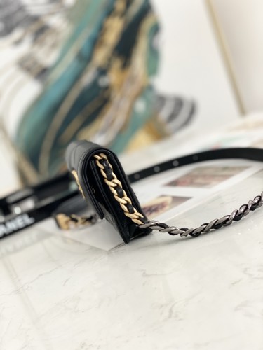  Handbag  Chanel  81166 size  12 8.5 2.5 cm