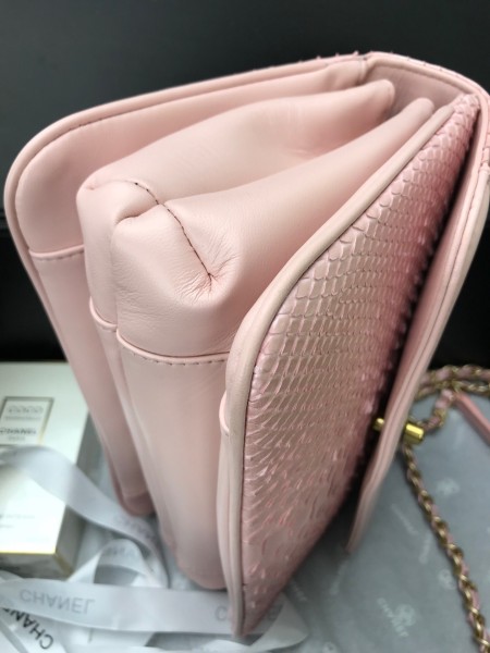  Handbag Chanel  size  24.5cm*15.5cm*8.5 cm.
