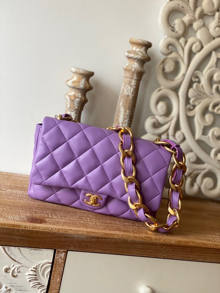  Handbag  Chanel 3215  size  18*27*8 cm