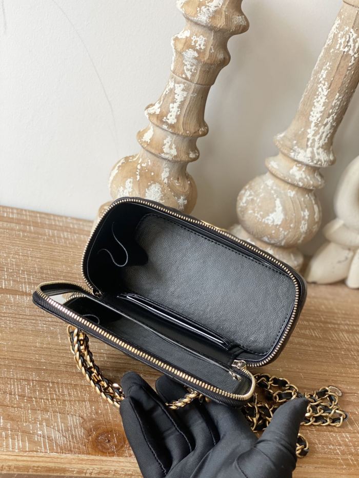  Handbag   Chanel  81195  size 16  9.5  8 cm