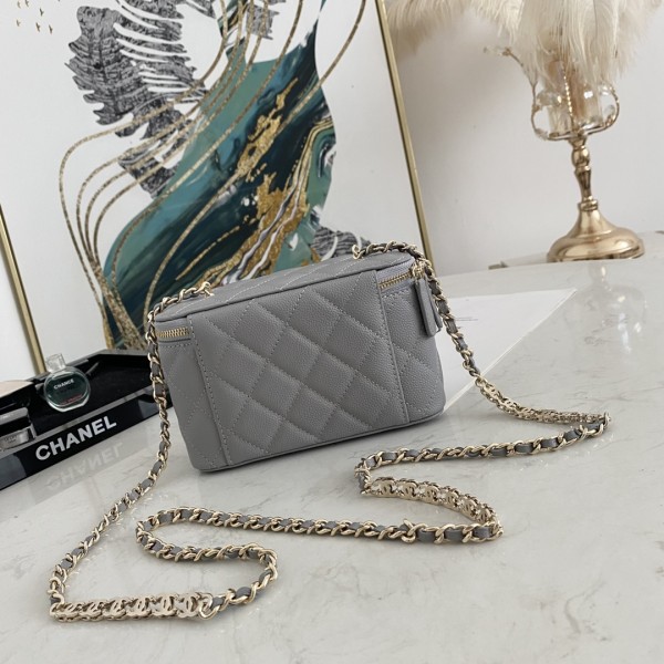  Handbag  Chanel  81187 size  16  9.5  8  cm